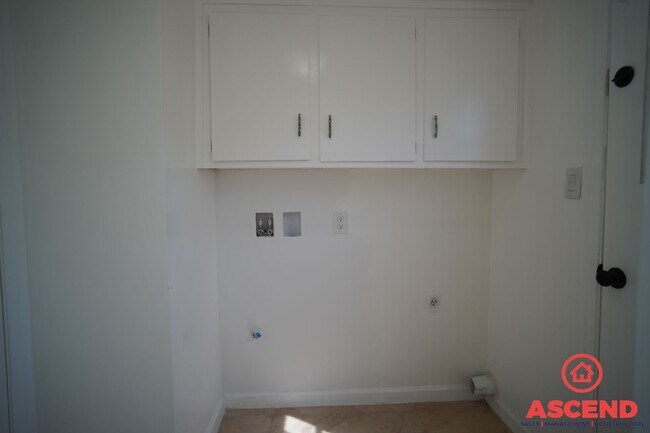 Building Photo - Cozy 3 Bedroom  2bath apartment