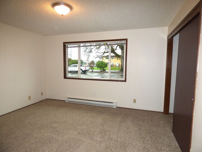 Building Photo - Rent Special: 1/2 Off April's Rent!! 2-bedroom Single Level Apartment