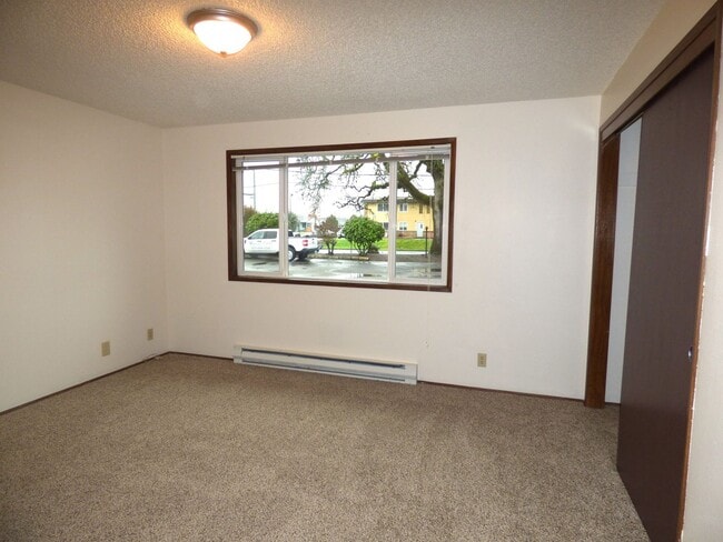 Building Photo - Rent Special: 1/2 Off May's Rent!! 2-bedroom Single Level Apartment