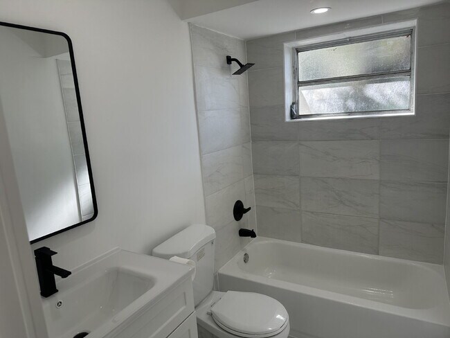 Building Photo - 2 bed 1 bath located in the desirable Edgewood neighborhood, just minutes from the marina, highwa...