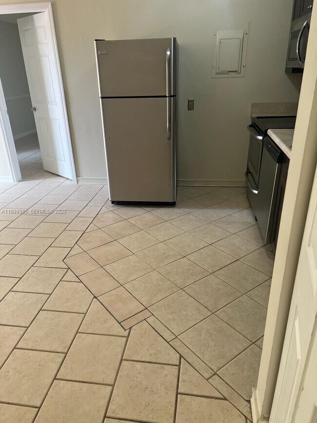 Building Photo - 641 Executive Center Dr