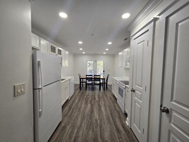 Building Photo - 490 S Barnett Shoals Rd