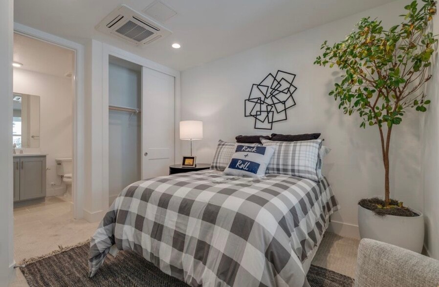 Building Photo - 1423 Venice Ter