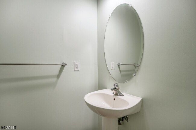 Building Photo - 512 Waterview Ct