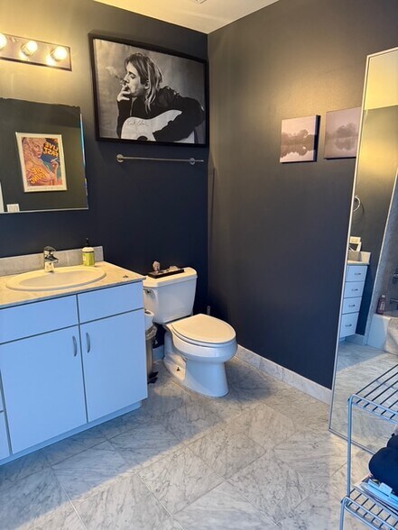 Building Photo - 860 W Blackhawk St