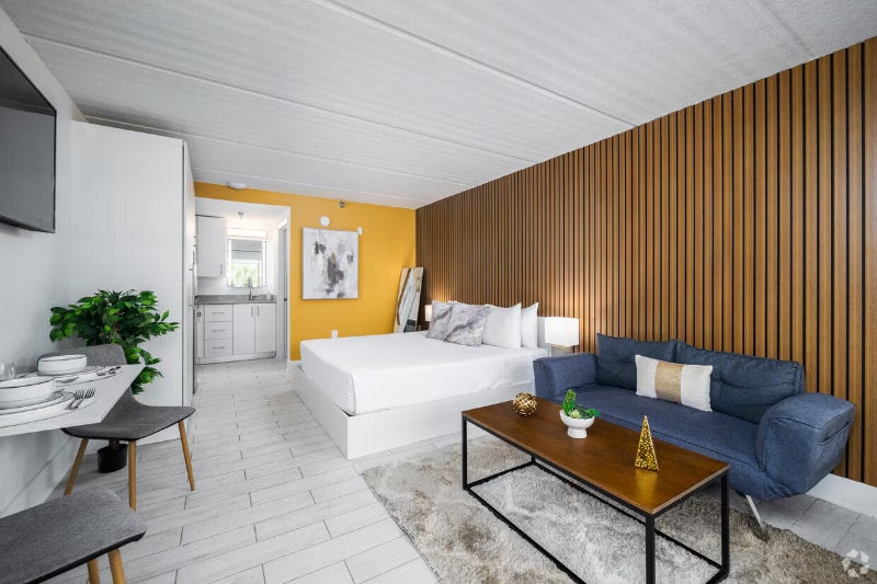 Building Photo - 5565 W Irlo Bronson Memorial Hwy