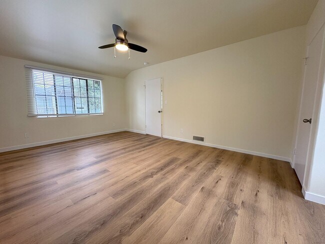 Building Photo - Beautifully Updated 2BR/2BA – Yard & Garage