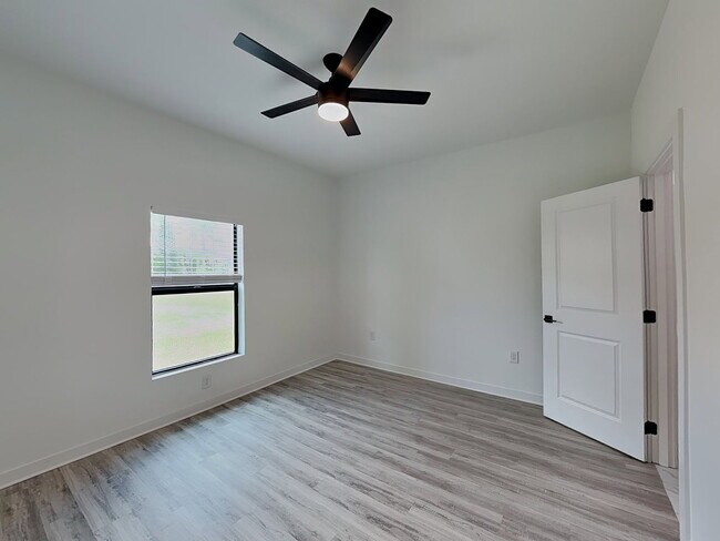 Building Photo - 149 Pine Ln