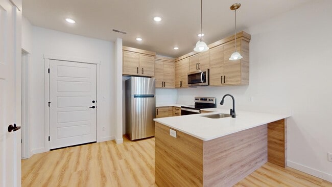 Building Photo - 1137 W 250 S