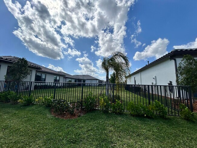 Building Photo - 757 SE Courances Dr
