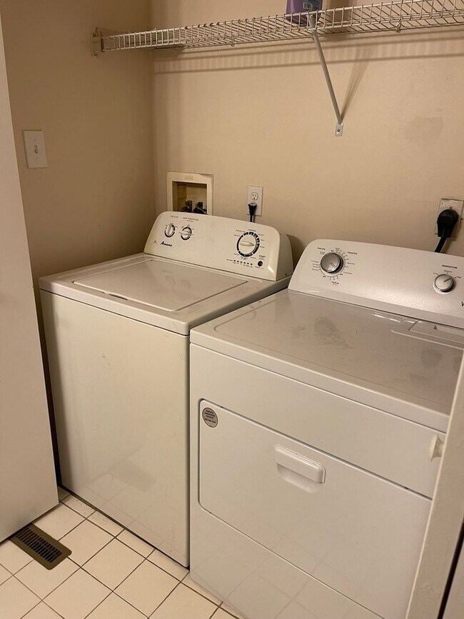 Building Photo - 105 Foxfire Dr