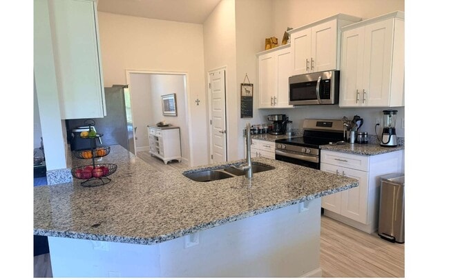 Building Photo - 297 SW Silverpalm Dr