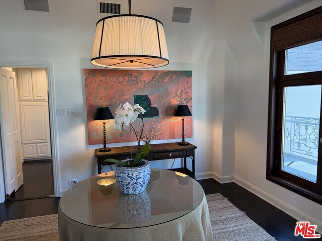 Building Photo - 316 N Rossmore Ave