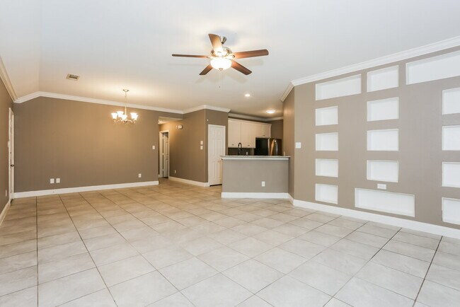 Building Photo - 811 N Ridge Dr