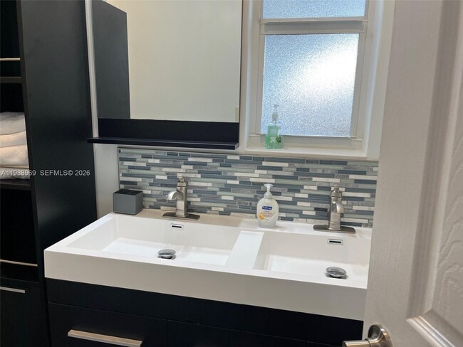 Building Photo - 113 SW 2nd St