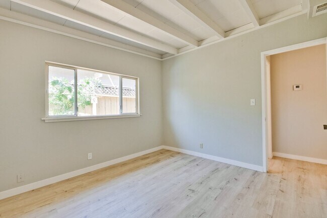 Building Photo - 3049 Harding Ave