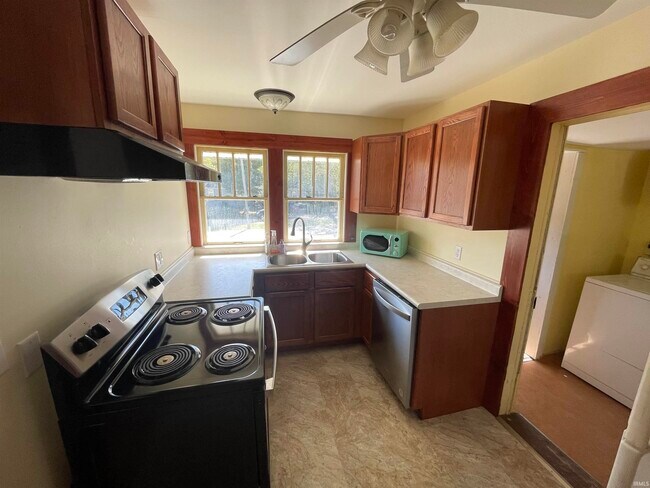 Building Photo - 2424 S Milton Dr