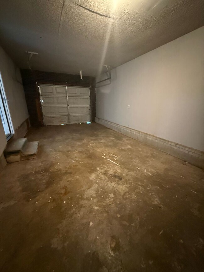 Building Photo - Spacious 2 bedroom 1 bathroom duplex Available NOW!!!