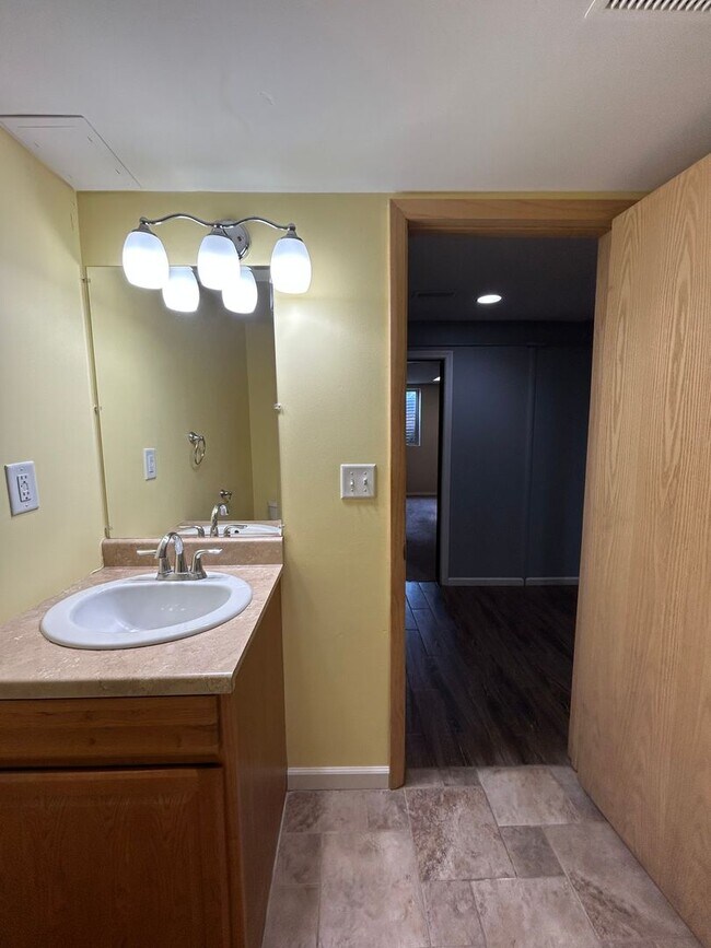 Building Photo - 704 N 74th Ave