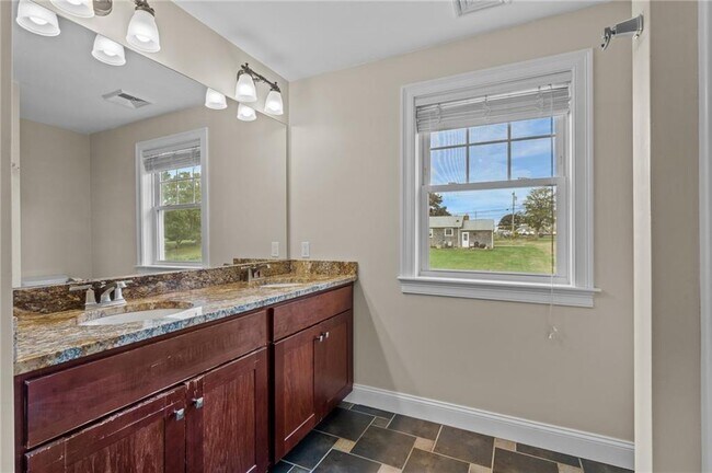 Building Photo - 20 Vanderbilt Ln