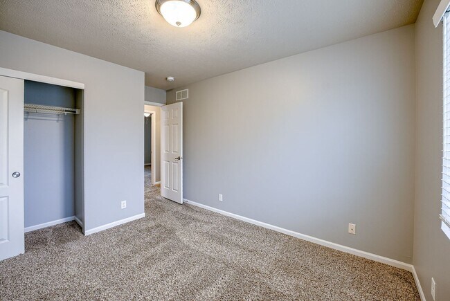 Building Photo - Elkhorn 3 Bedroom!!