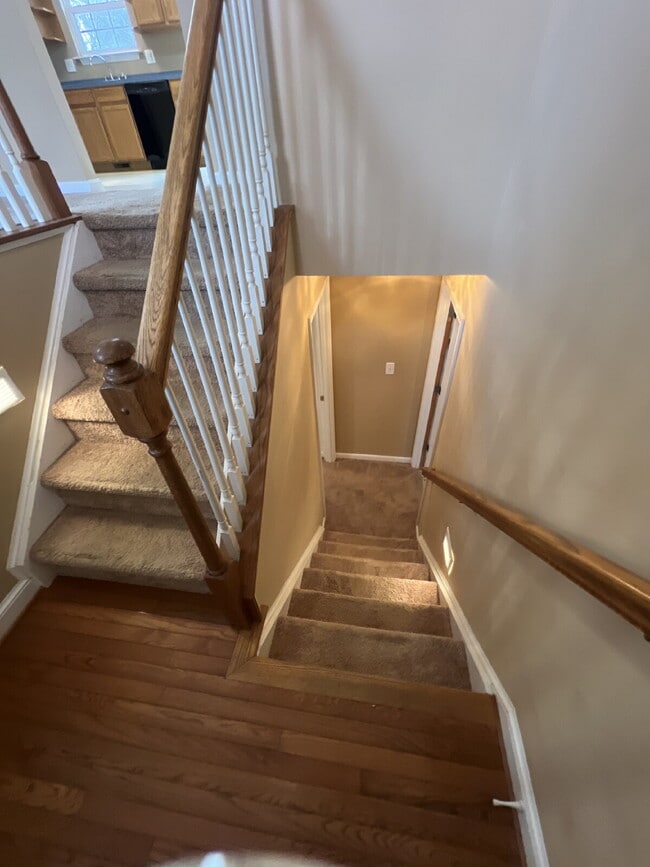 Building Photo - Split foyer home in Lancaster Gate with 3 bedrooms and 1 bathroom. 2 Bedrooms and Bathroom Upstai...