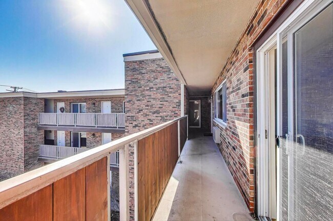 Building Photo - 600 S York St