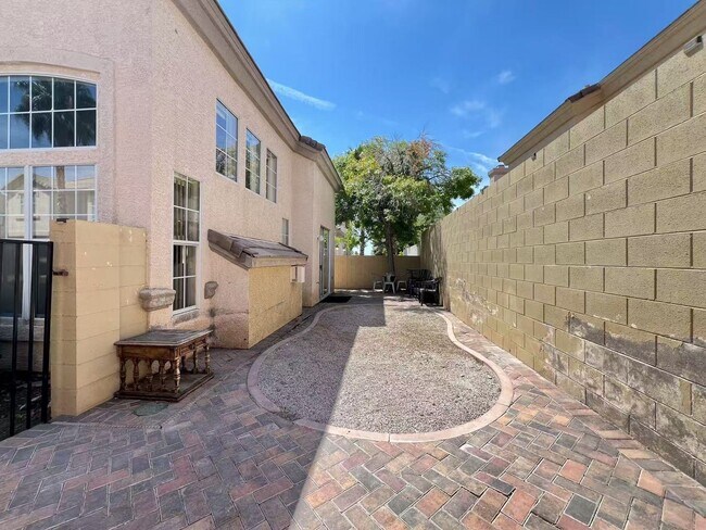 Building Photo - Wonderfully two-story single-family property