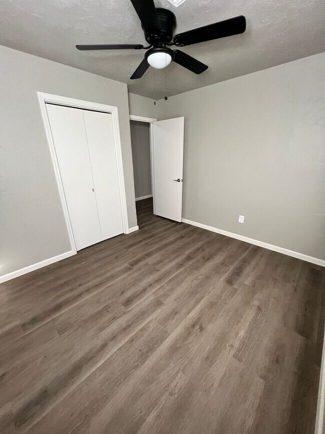 Building Photo - 919 SW 60th- AVAILABLE NOW!!