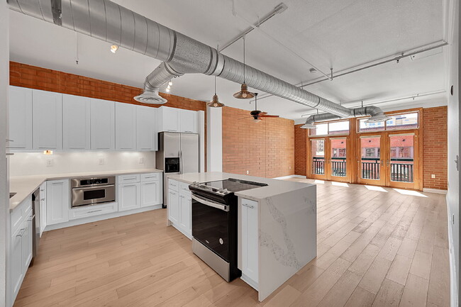 Building Photo - $2,500 - 1 Bed 1 Bath Condo with Central A...
