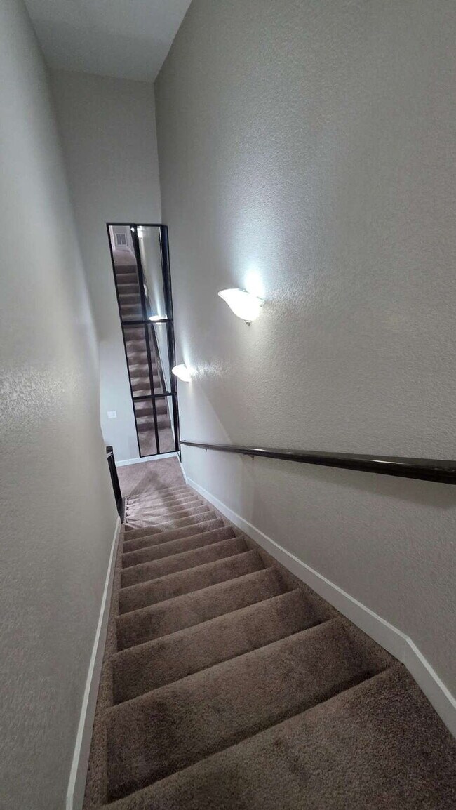 Building Photo - Lorson Ranch 5 bedroom Townhouse near military bases