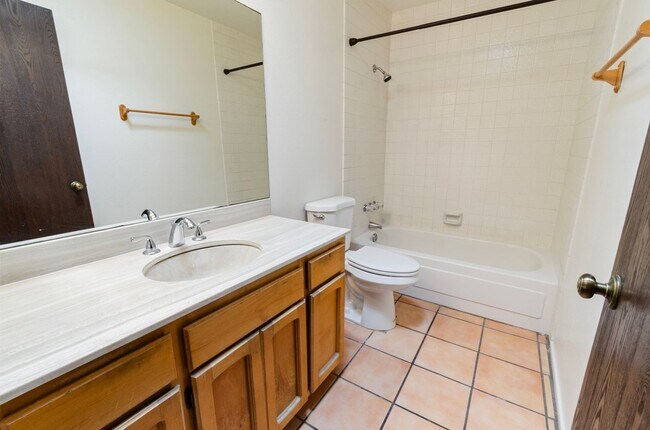 Building Photo - Cozzy Townhome with incredible mountain views! New Kitchen Appliances!