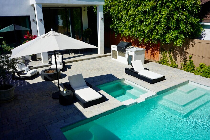 Building Photo - 738 N Sierra Bonita Ave