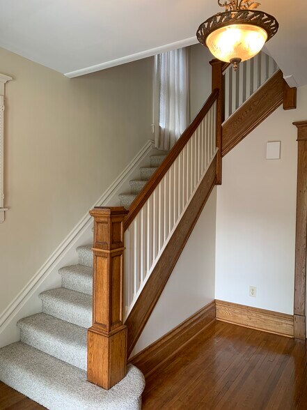 Foyer - 2922 Merrill Ave