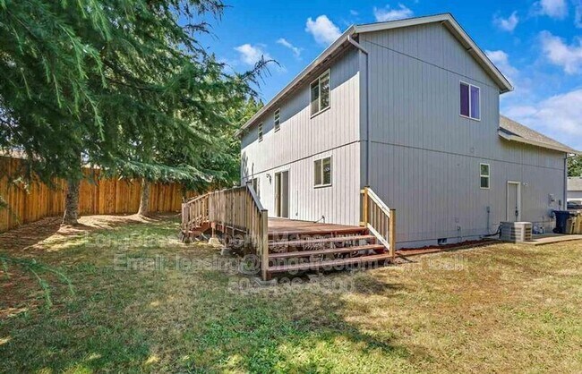 Building Photo - 332 NE Carmen Pl