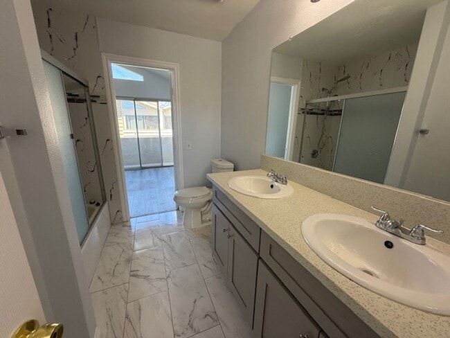 Building Photo - Remodeled Condo in Tustin