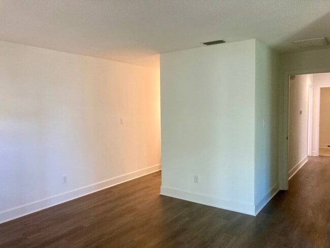 Building Photo - 2 bedroom, 2 bath condo ready to go!