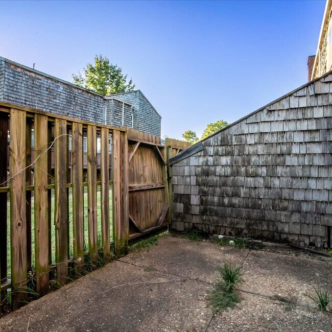 Building Photo - 3305 Bridge Manor Dr