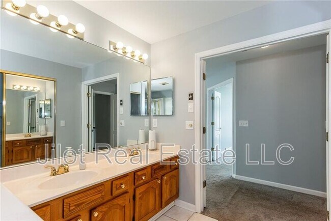 Building Photo - 483 Mountain Oaks Pkwy