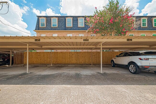 Building Photo - 359 N Post Oak Ln