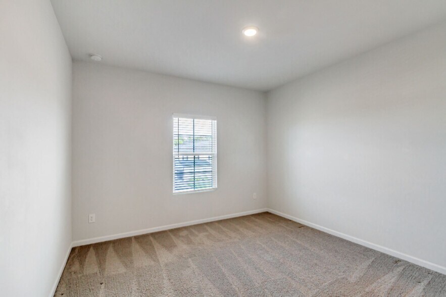 Building Photo - 220 Arwen Dr