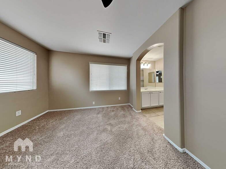 Building Photo - 9924 E Edgewood Ave