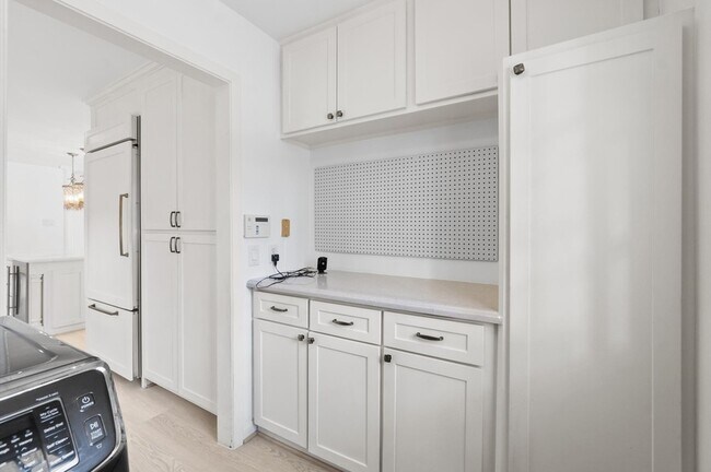 Building Photo - 6249 Overbrook Ln