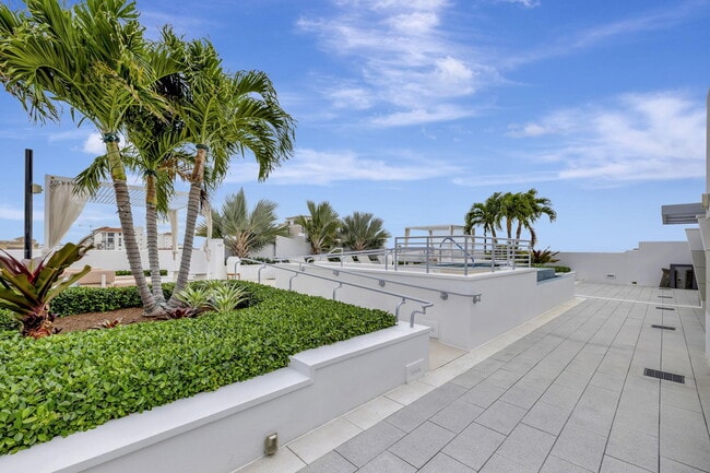 Building Photo - 155 E Boca Raton Rd