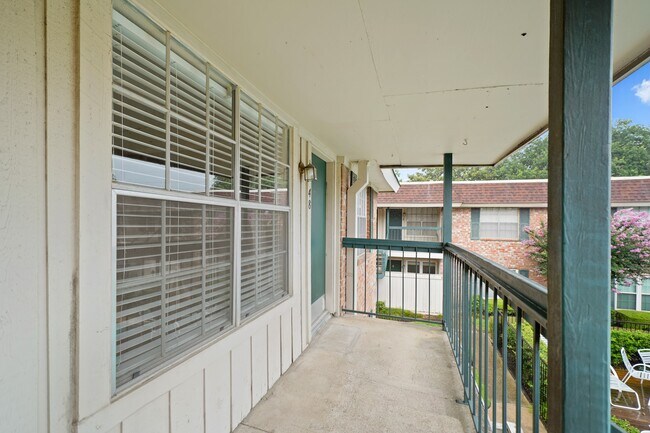 Building Photo - 845 Augusta Dr