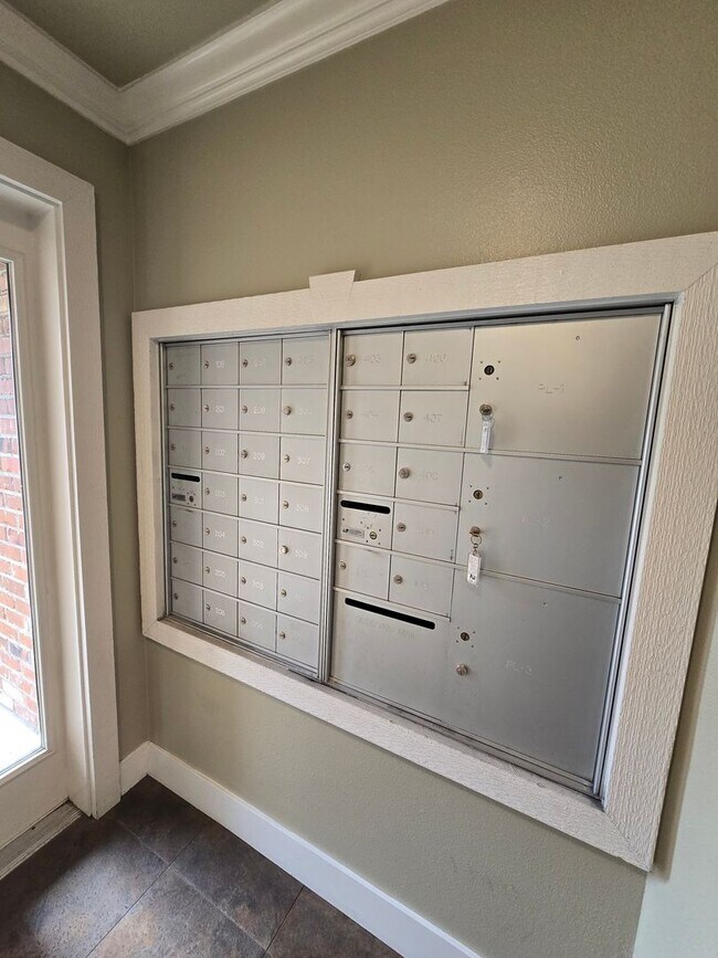 Building Photo - 2 Bedroom 1 Bathroom Condo in Downtown Bellingham