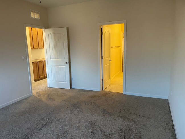 Building Photo - Townhome short drive to freeway. 3 bedroom...