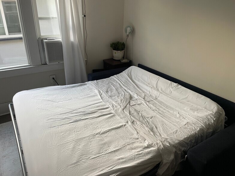 Building Photo - 1109 E 1st St