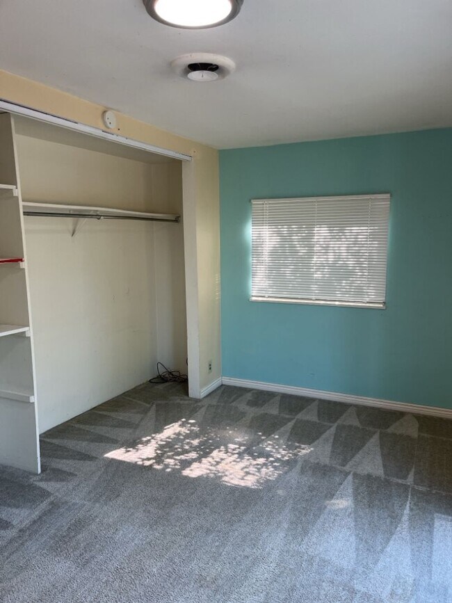 Building Photo - STUDENTS WELCOME! Spacious Ranch Home Across from City Park!