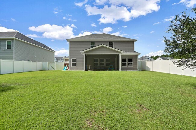 Building Photo - Spacious 4 bedroom 3 bath home with loft